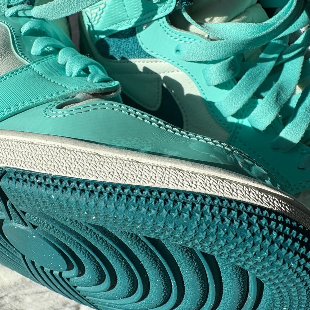 Air Jordan 1 Mid SE Turquoise Womens Sneakers Size 10.5 DZ3745-300